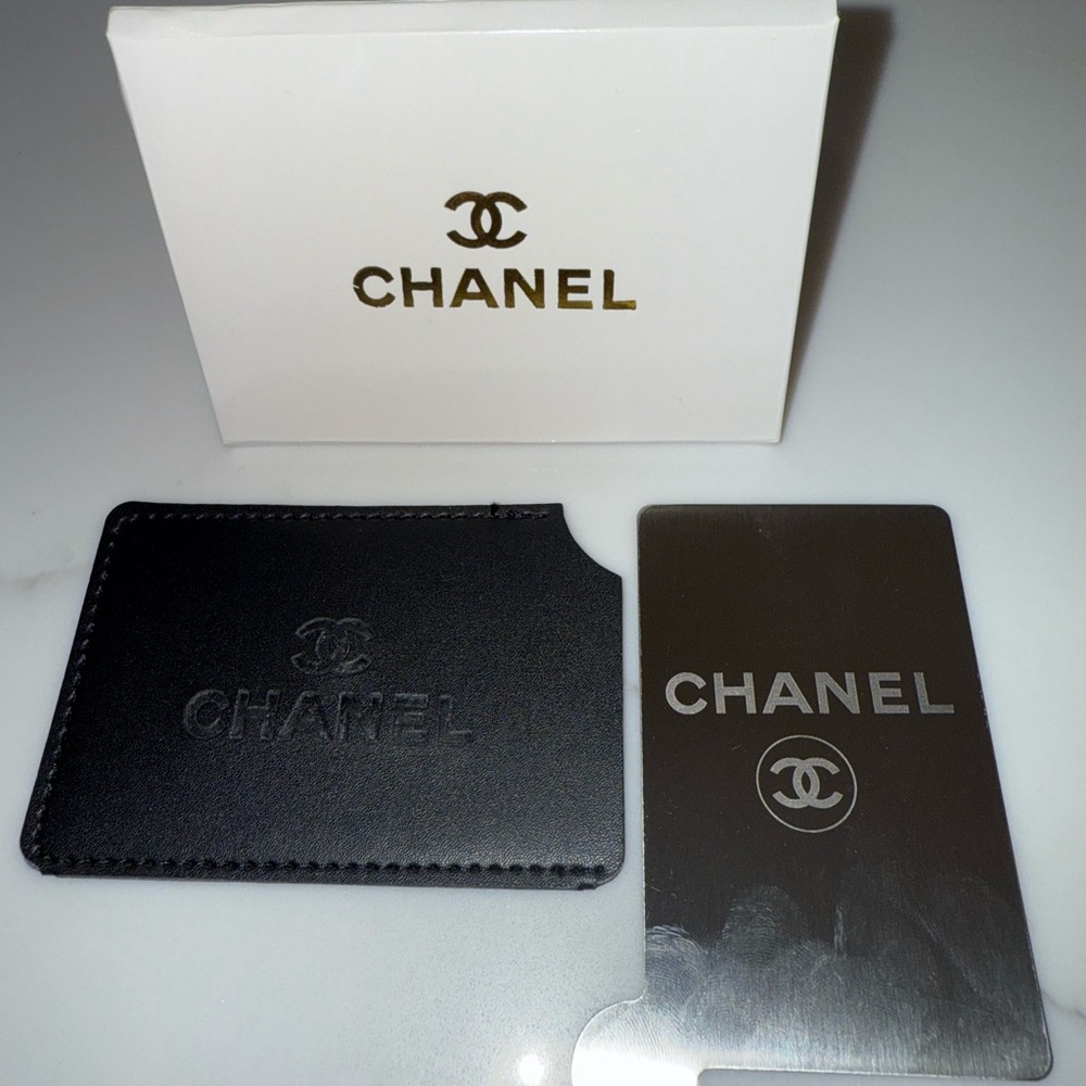 New CHANEL Black Leather Card Case with mirror - Picture 7 of 10